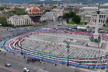 A nemzet zászlója és a Szent Korona Ballon a Hősök terén - 2023. június 4.